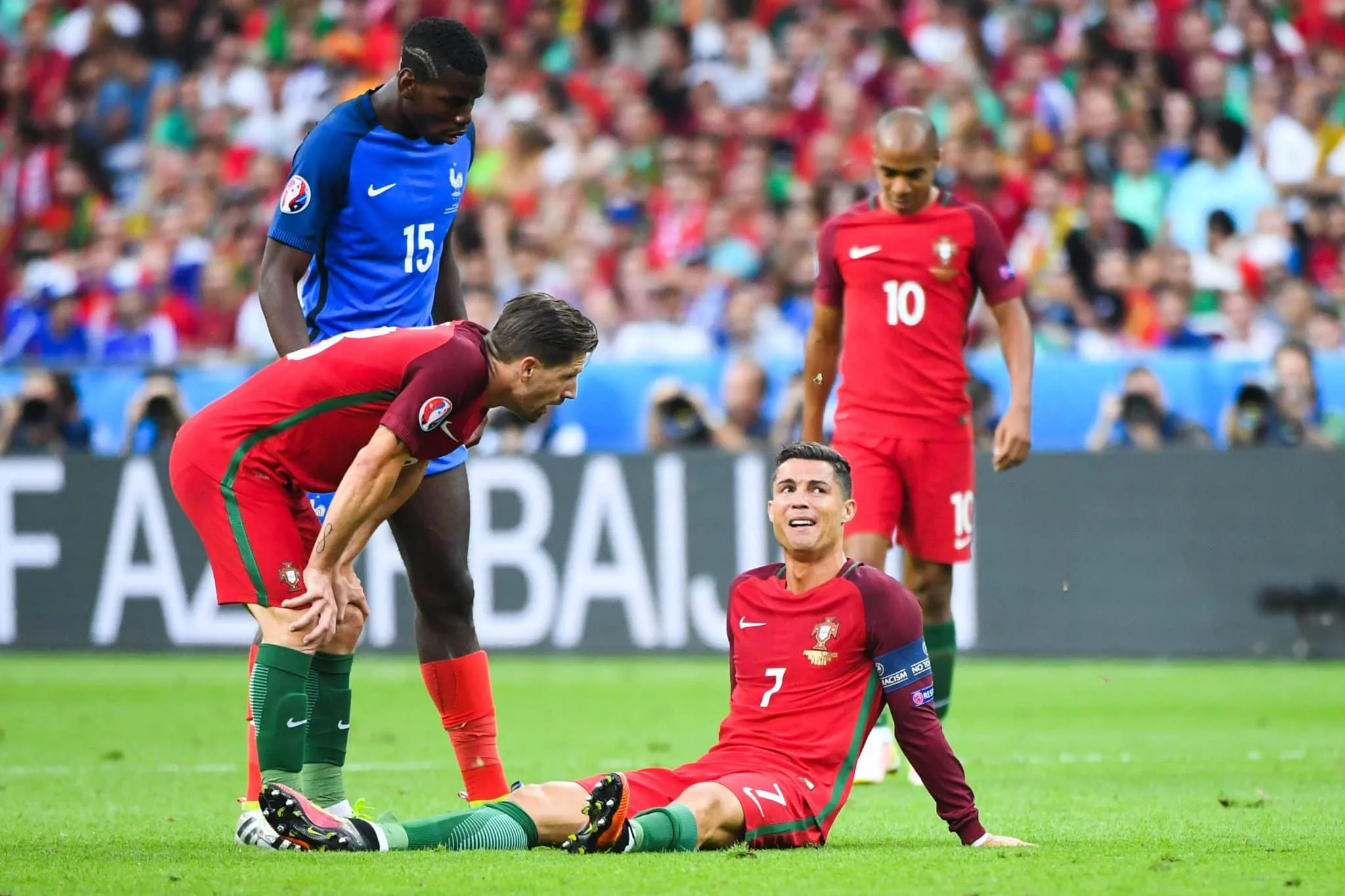 Quel joueur de l’équipe de France a blessé Cristiano Ronaldo lors de la finale de l’Euro 2016, ce qui a obligé l’attaquant à sortir du terrain ?