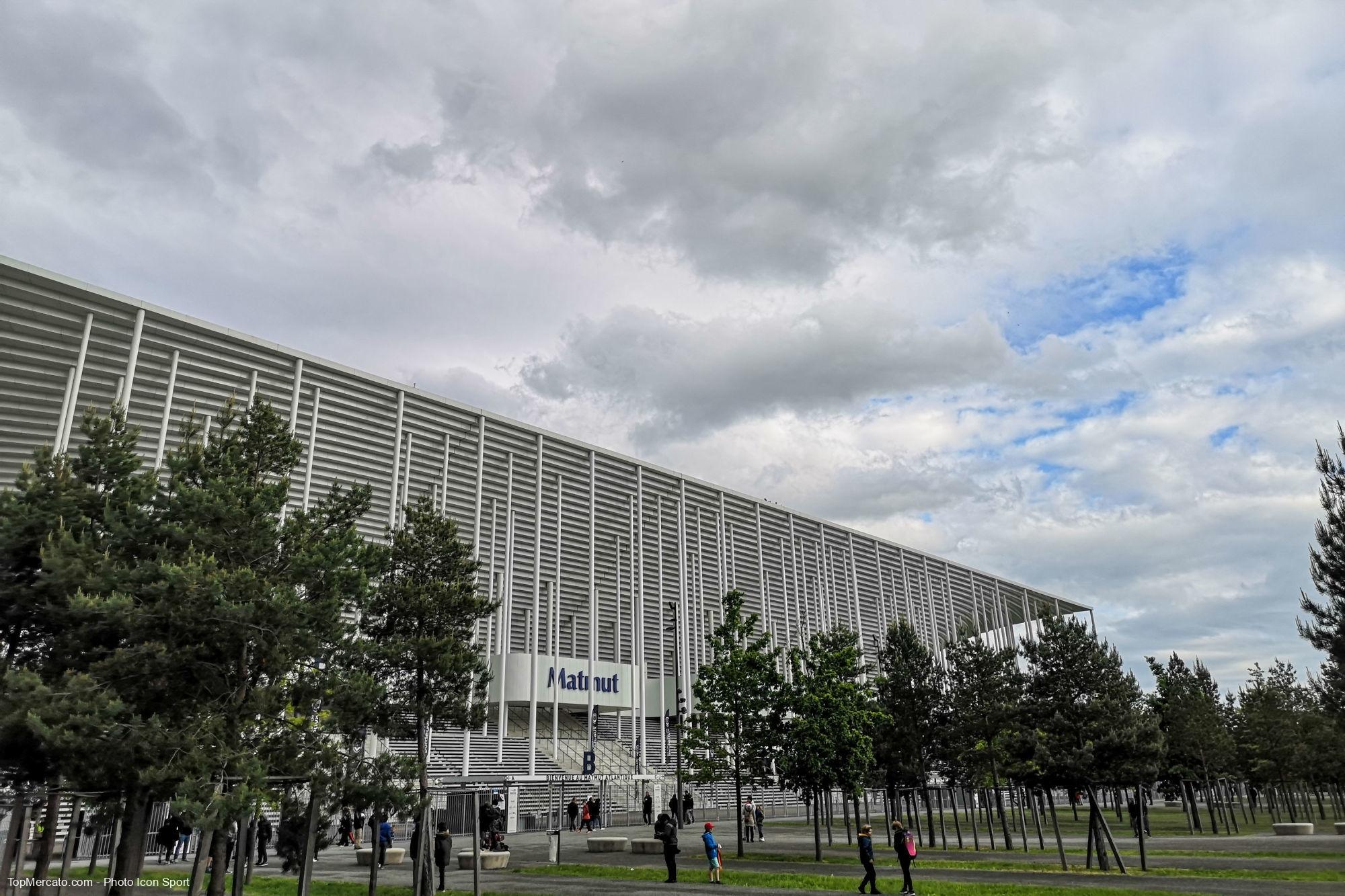 Bordeaux : énorme tension entre joueurs et supporters à la sortie du stade