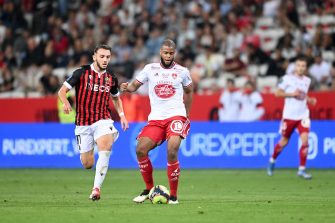 Amine Gouiri et Denys Bain, match OGCN Nice-Brest Stade Brestois