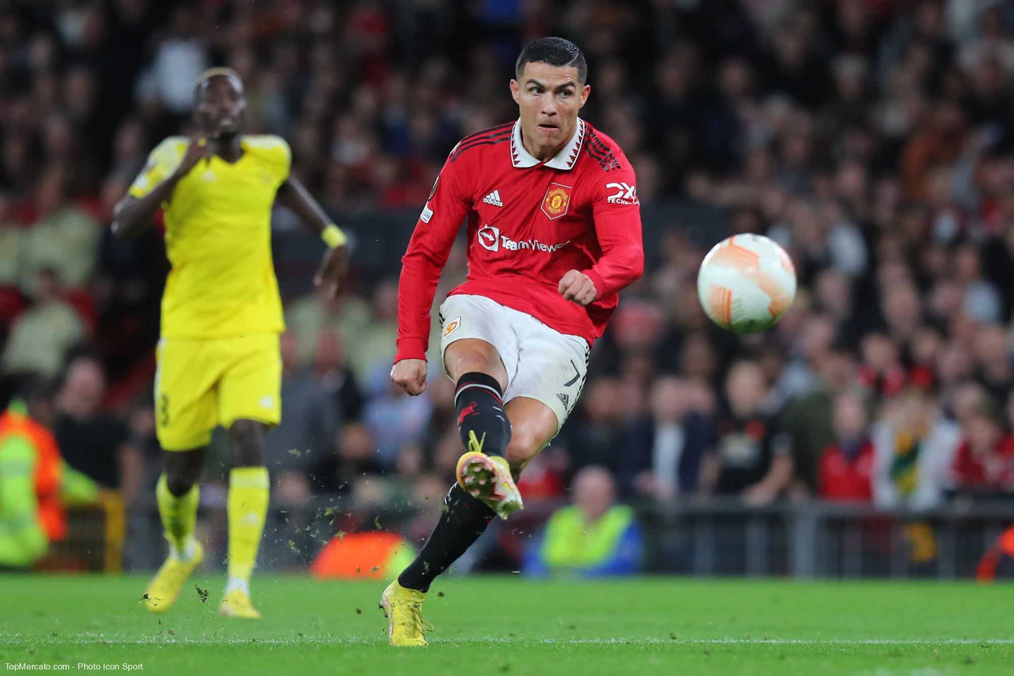 Manchester United : le violent tacle de Ronaldo à Rooney !