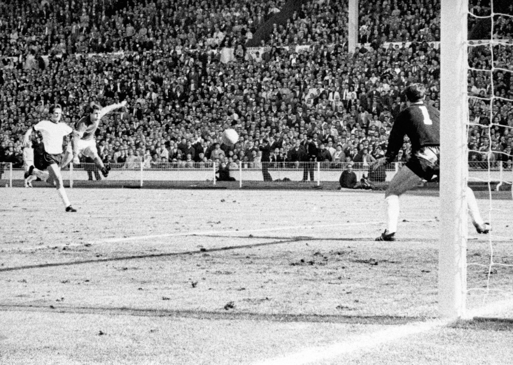 Rétro Coupe du monde : Angleterre-RFA, le ballon a-t-il franchi la ligne ? (1966)
