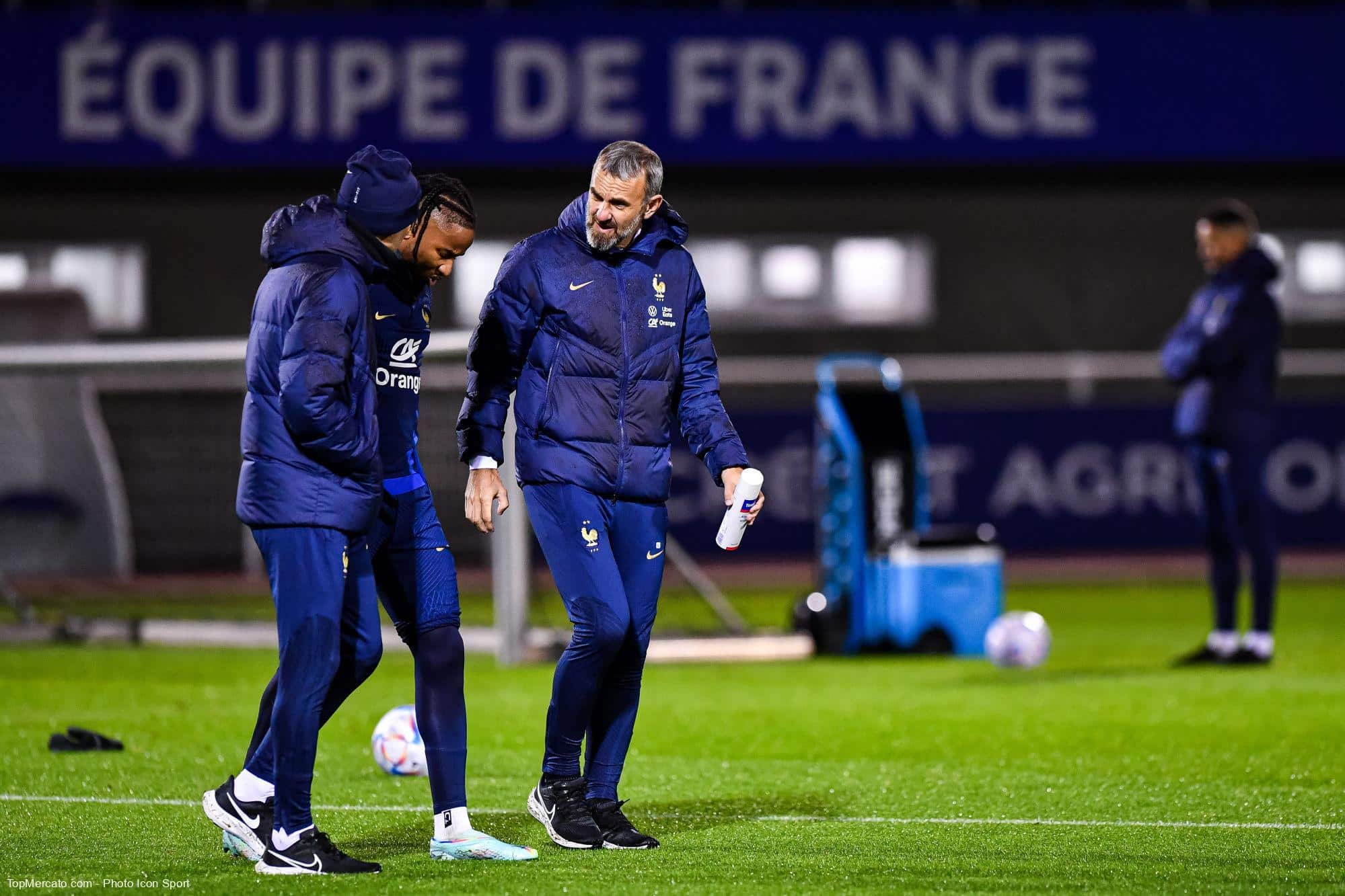 Equipe de France : un attaquant quitte l'entraînement en boîtant