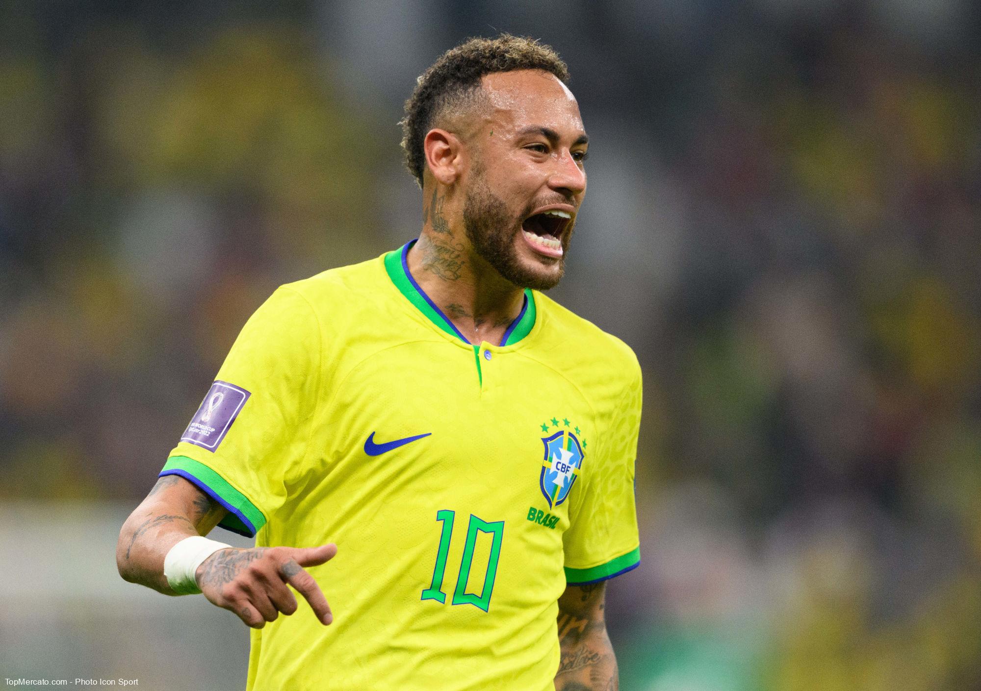 Brésil : Dani Alves répond à Neymar sur son avenir international