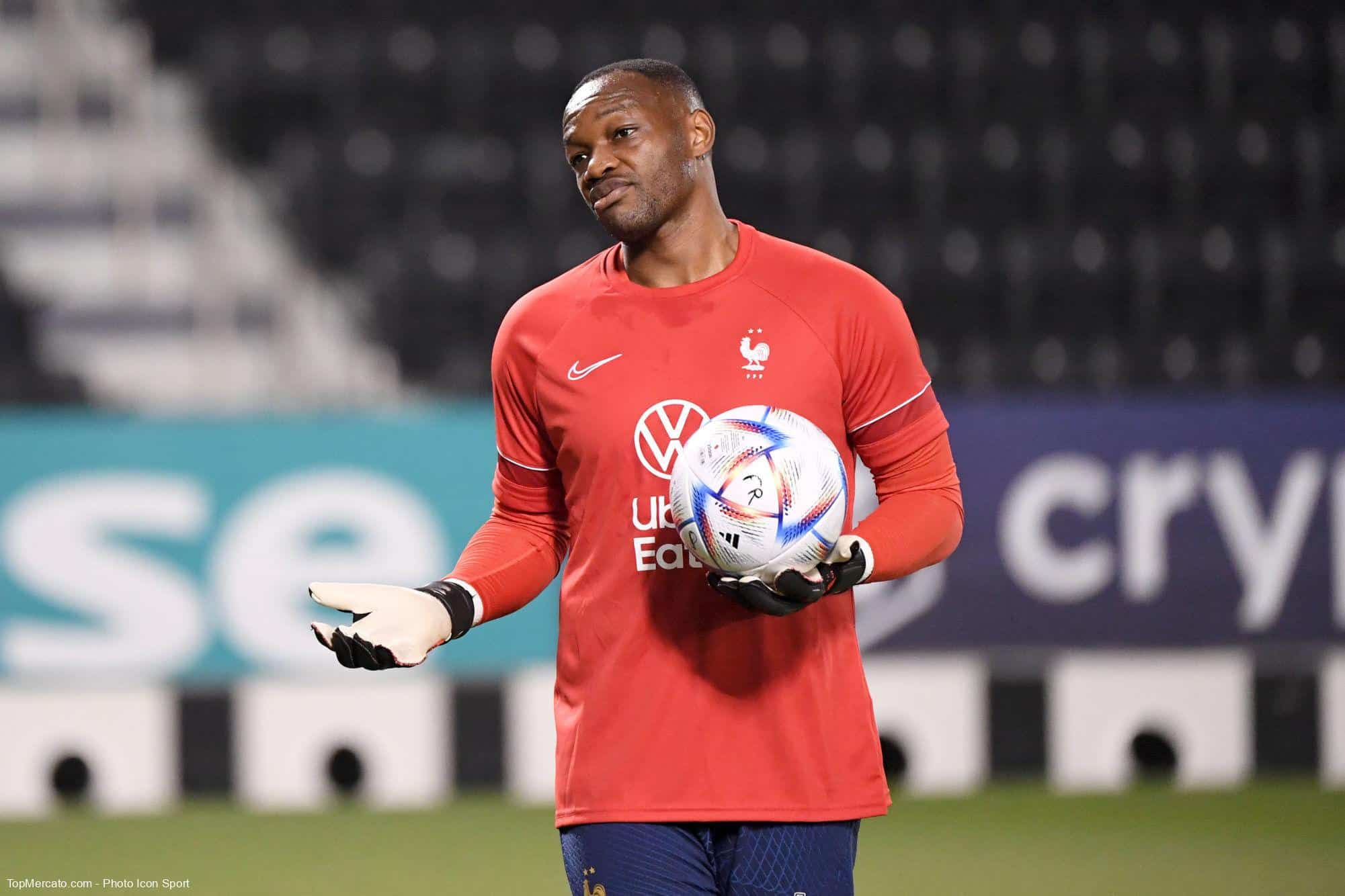 Mandanda quitte les Bleus, sa première réaction