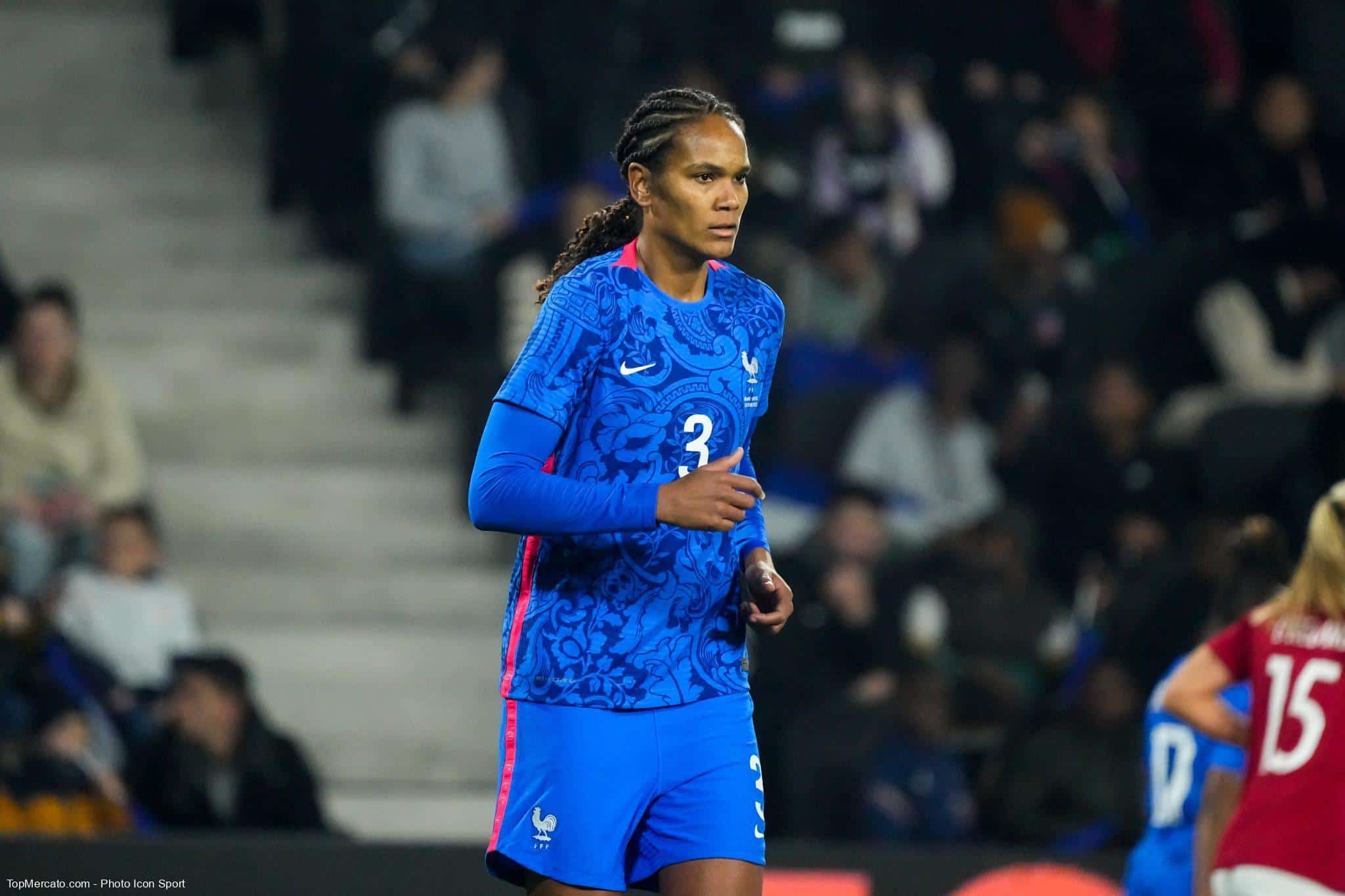 Une cadre des Bleues se retire et fracasse Diacre !