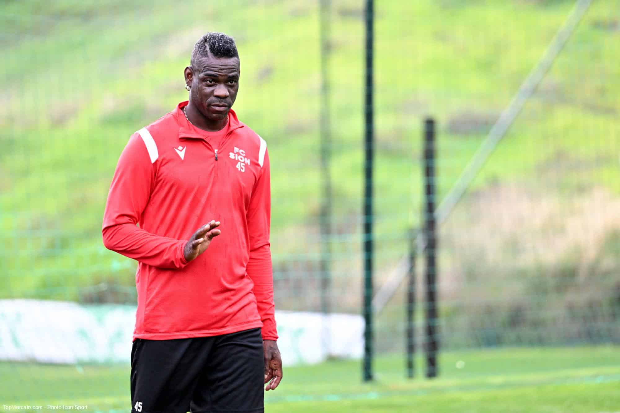 Des fêtes, un oeil au beurre noir, une relégation... Balotelli continue ses frasques en Suisse