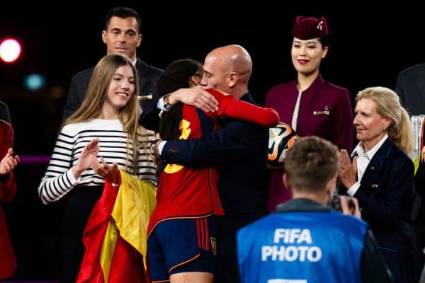 Iniesta détruit Rubiales