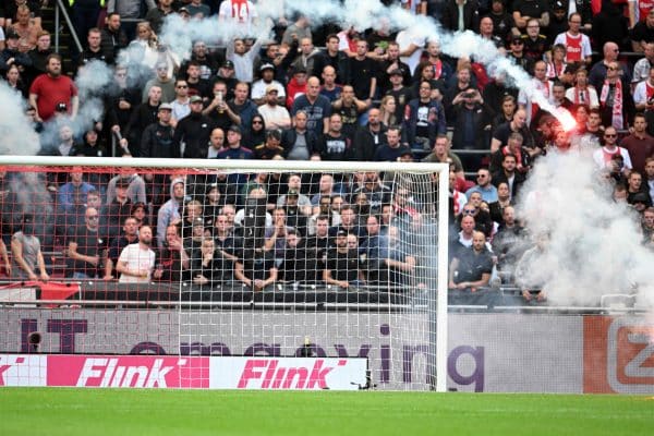 Fumigènes et émeutes : L’Ajax Amsterdam s’enfonce dans le chaos !