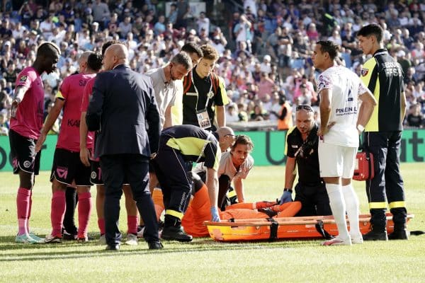 Le gardien de Clermont visé et blessé par un pétard