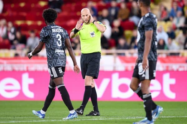 L'arbitrage visé après Monaco-Brest : A 12 contre 11, c'est jamais facile&