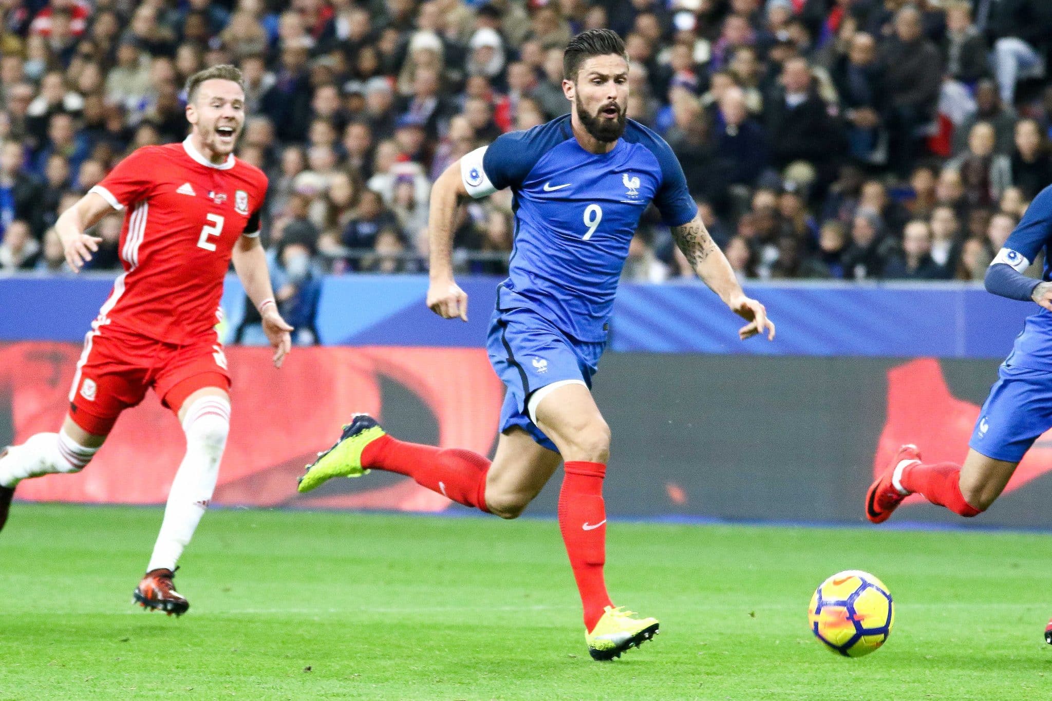 Welche Farbe hatte das erste Trikot, das Frankreich 1904 bei einem Freundschaftsspiel trug?