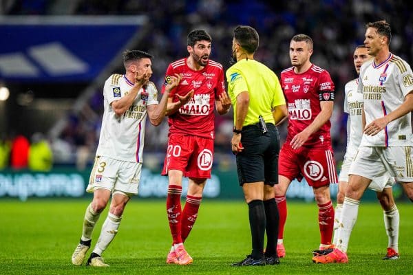 Brest : On ne gagnera jamais contre l'arbitrage, Lees-Melou enrage !