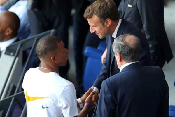 PSG : qu'est-ce que Macron a chuchoté à Mbappé ?