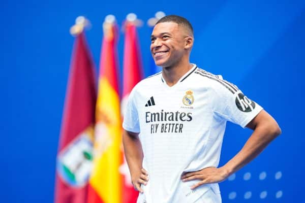 Real Madrid : Mbappé dévoile le 3e maillot !